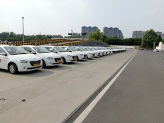 大学生郑州学车考驾照应该是回老家考还是在学？？