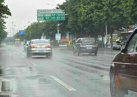 雨天开车