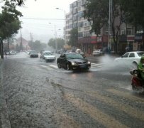 德信体育教你下雨天如何过有积水的路面