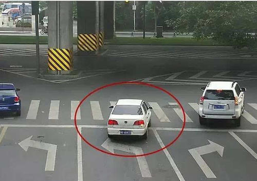 不按导向车道行驶