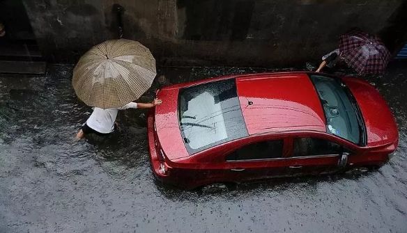 下雨天开车