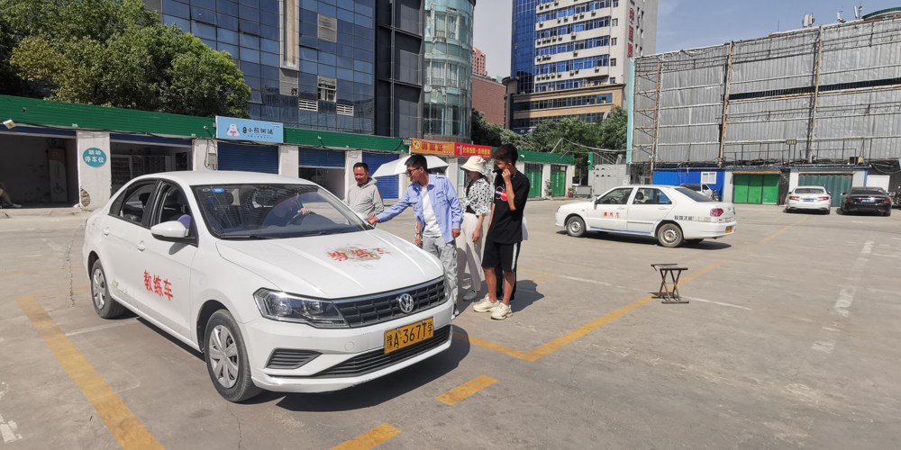 如何选择适合自己的教练和驾校
