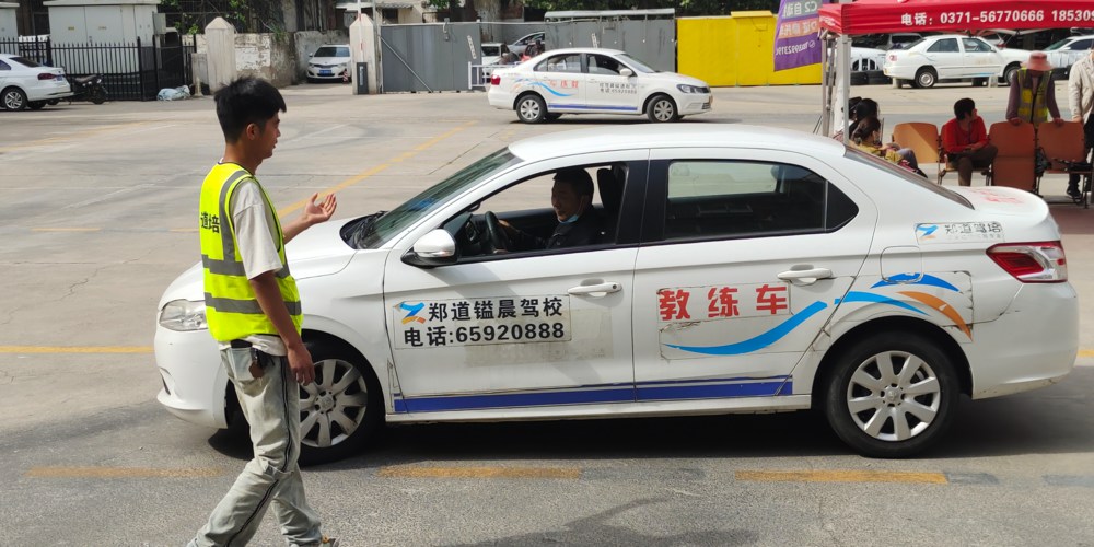 一个教练正在教学员练车