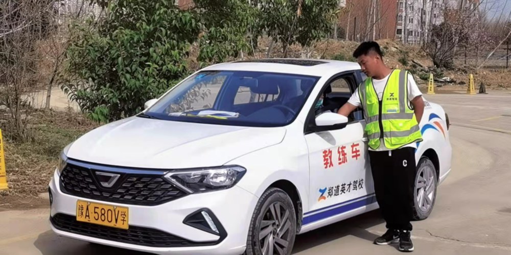 一个教练在指导学员练车
